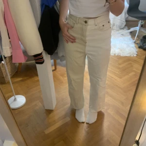 Shekou Jeans - Coola tvåfärgade jeans från Shekou. Använda fåtal gånger och i väldigt bra skick!