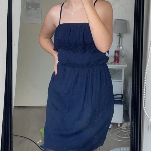 Marinblå klänning!💙 - Jättefin klänning, okänt märke, Inga defekter!💙