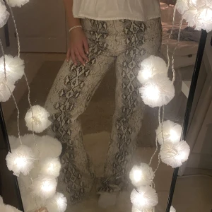 Ormmönstrade jeans - Snygga beiga jeans med ormmönster från Zara, fint skick! 