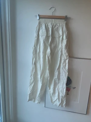 Cargobyxor/byxor - Köpta från urbanoutfitters, sparsamt använda inga defekter