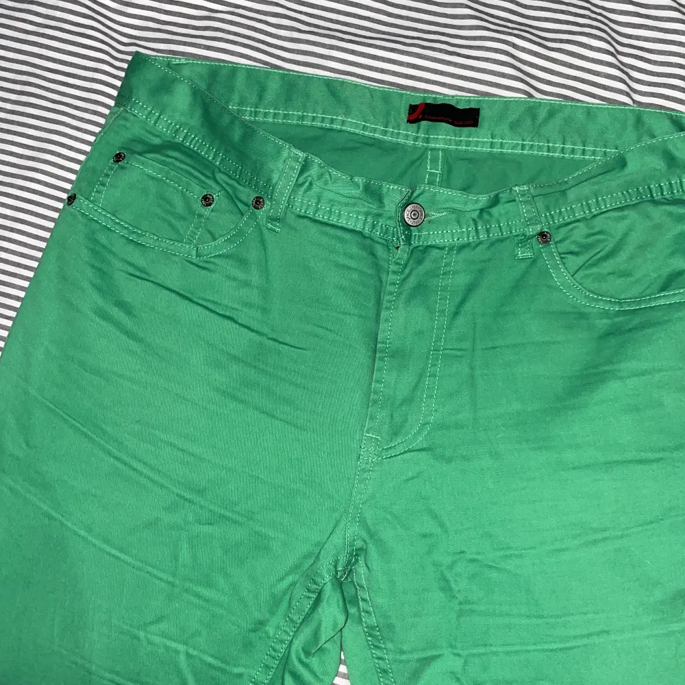 Gröna mid waist jeans med en söm på bakfickan, midjemåttet rakt över är 45cm, skriv för fler bilder i benen. Jeans & Byxor.