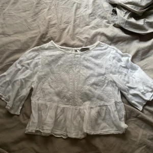 Vit topp - Söt vit topp från pull and bear. Använd ett få tal gånger . Köparen står för frakt annars kan jag mötas upp i centrala Göteborg 