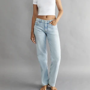 Ginatricot jeans petit - Säljer nu mina lågmidjade jeans från gina. De är sparsamt använda och ser ut som nya. De är uppsydda längst ner och passar ca 160