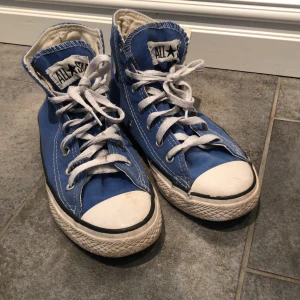 Blåa Converse  - Dessa kommer inte till användning längre då det är för små, är ganska slita och det är bara att fråga om fler bilder💞