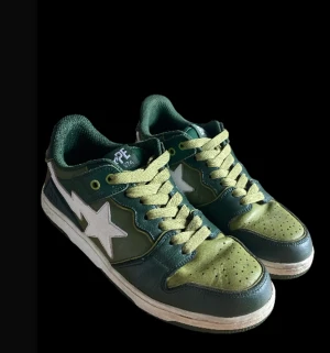 Bape sk8-sta - Bape skor inköpta i Japan våren 23 skick 7/10 kvitto finns, kom gärna med frågor och egna förslag
