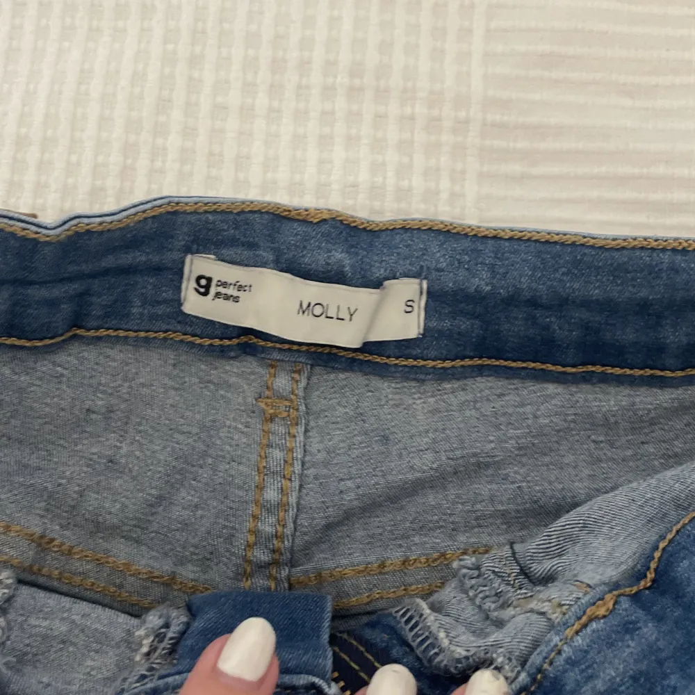Dessa fina jeansshortsen är från Gina tricot. De är i storlek S och har 2 gula fläckar på baksidan som knappt syns. Köparen står för frakten och hör gärna av dig vid intresse. 💞. Shorts.