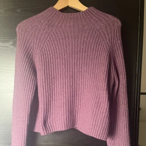 Stickad tröja  - Lilla stickad tröja från Monki. Lite högre krage och aningens croppad.