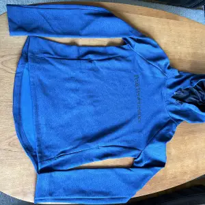 Helt ny peak hoodie mörkblå mycket fin passar till att träna i . Stl S . 