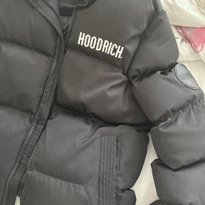 hoodrich vinter jacka - hoodrich vinter jacka i storlek S, köpte under december hos JDsports och använt fåtal gånger under en vinter. den är som ny, skriv vid intresse!