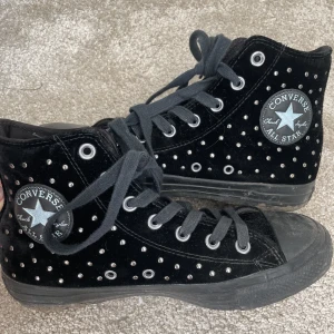 Converse skor - Säljer dessa snygga Converse skor eftersom de inte kommer till användning!! Perfekt till hösten!!Storlek 37.5 men passar även 38/39🥰