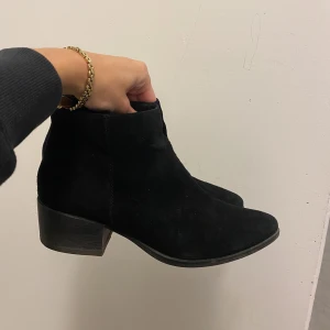 Svarta boots - Svarta mockaboots från Vagabond i fint skick. Perfekta nu till hösten! Köparen står för frakt 🚚🥰