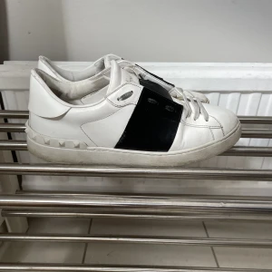 Valentino garavani - Riktigt feta Äkta valentino skor box ingår, finns slitage men går även att tvätta bort mycket. kom privat för mer bilder osv. 