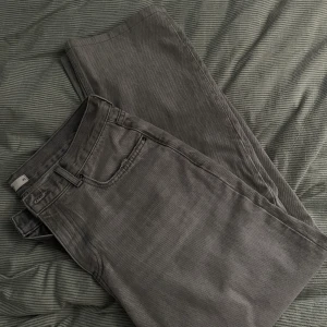 Jeans Gina Tricot - Ett par gråa jeans i storlek 40! Säljer dem då dem är för stora för mig vilket gör att dem använt en gång! Pris kan diskuteras 🩷
