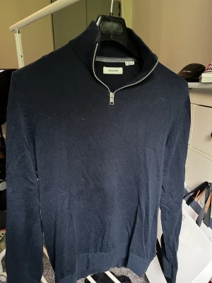 1/4 zip Jack & Jones - Navy blue 1/4 zip från Jack & Jones storlek S