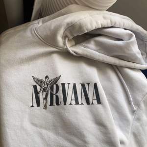 Jättefin nirvana tröja som inte används längre därav säljer jag den 
