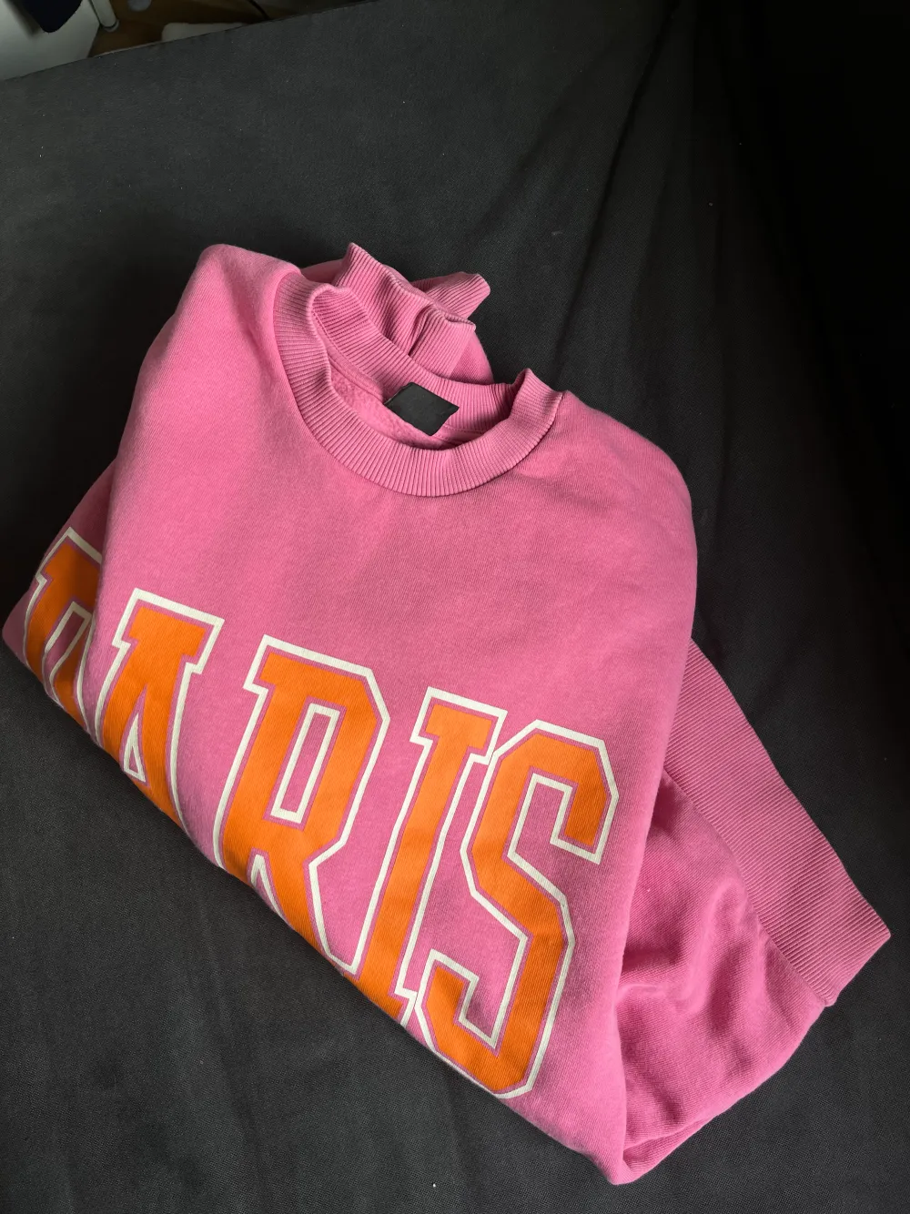 Säljer denna sköna rosa sweatshirten. Storlek Xs, köpt på Gina Tricot 💕💕. Tröjor & Koftor.