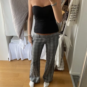 Lågmidjade kostymbyxor - Säljer dessa coola lågmidjade kostymbyxor eftersom de inte kommer till användning❤️ hon på bilden är 172 för referens