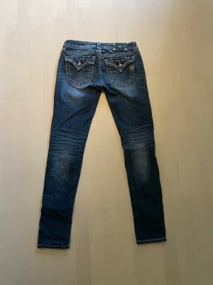 lågmidjade miss me jeans - jättefina lågmidjade miss me jeans, köpt secondhand men aldrig använda 💕  midjemått: 38 cm innerbenslängd: 74 cm