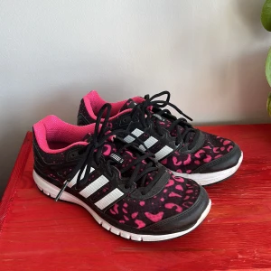 Adidas löparsko - ”Adidas Adiprene +” löparsko endast använd fåtal gånger. Säljer på grund av att jag inte gillade passformen. 