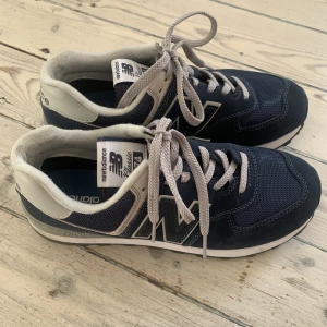 New Balance - Säljer mina New Balance i den klassiska modellen 574. Knappt använda så superfint skick!😊 Storlek 41