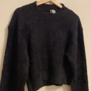 Fluffig tröja från HM - Säljer denna fina fluffiga tröja från HM. Aldrig använd, så i nyskick.