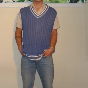 East West Väst - Hej denna fina västen från East West säljs nu!  Riktigt snygg att ha över en skjorta!   Storleken är XL men sitter mer som L.  Jag är 178 och väger 74kg.  Con 8/10 jätte fint skick bara en liten fläck i vänster hörn(se bild.3). Syns inte på avstånd! Mvh 