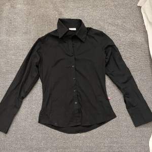 En svart skjorta i nyskick 