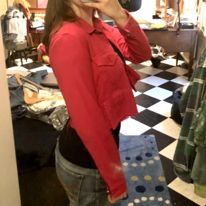 Röd jeansjacka - Superfin croppad jeansjacka från Mango, perfekt till hösten!❤️Den är avklippt själv men ser naturligt och fint ut. Skriv vid frågor eller fler bilder!❤️