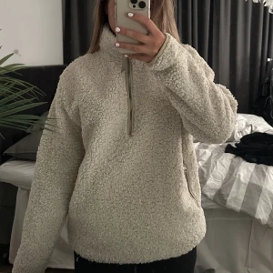 Teddy tröja  - Super mysig tröja från H&M i storlek S. Den är i superfint skick!!