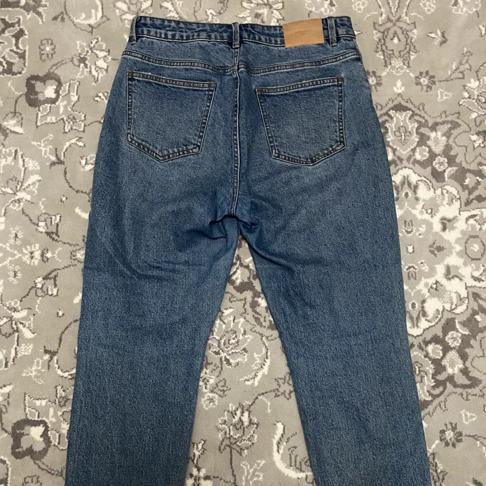 Ett par mom-jeans i blåtvätt. Är i storleken 30/30.. Jeans & Byxor.