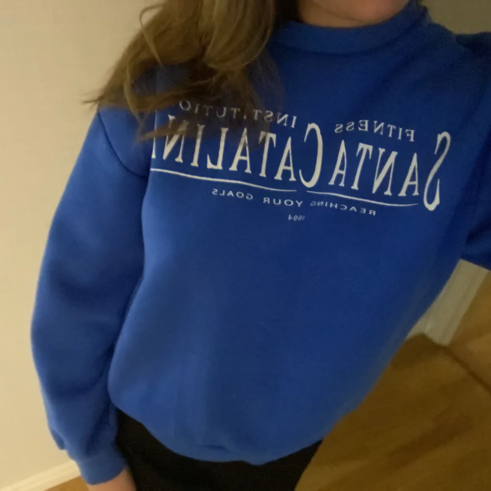 Cool sweatshirt från Gina tricot som ej kommer till användning längre. Enda defekten är att insidan ej är lika mjuk som vid köp, annars är den som ny😊 fler finns på min profil!. Hoodies.