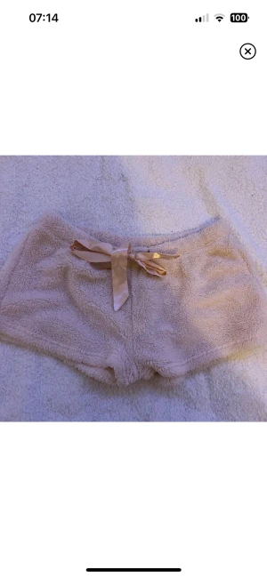Rosa shorts  - Fluffig sovplagg i nyskick, dvs så gott som nya. Passar stl xs-m