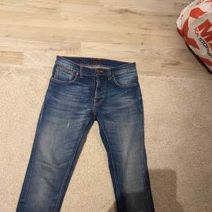 Säljer ett par schyssta och stilrena nudie jeans skicket är 9/10