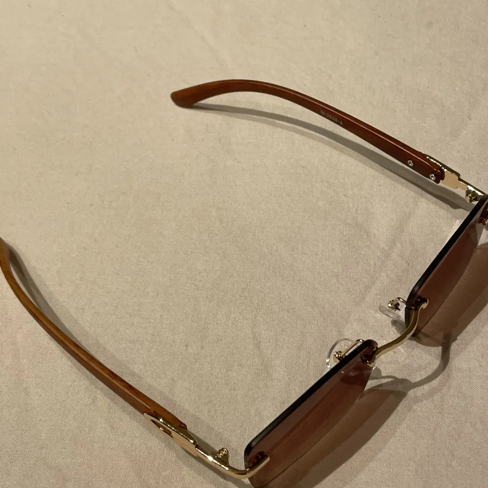 Cartier glasögon bruna, helt oanvända. Nyskick. . Accessoarer.