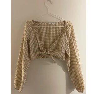 Crop top - Crop top med puffärmar från NA-KD i storlek 38. Använd ett fåtal gånger, i mycket bra skick.