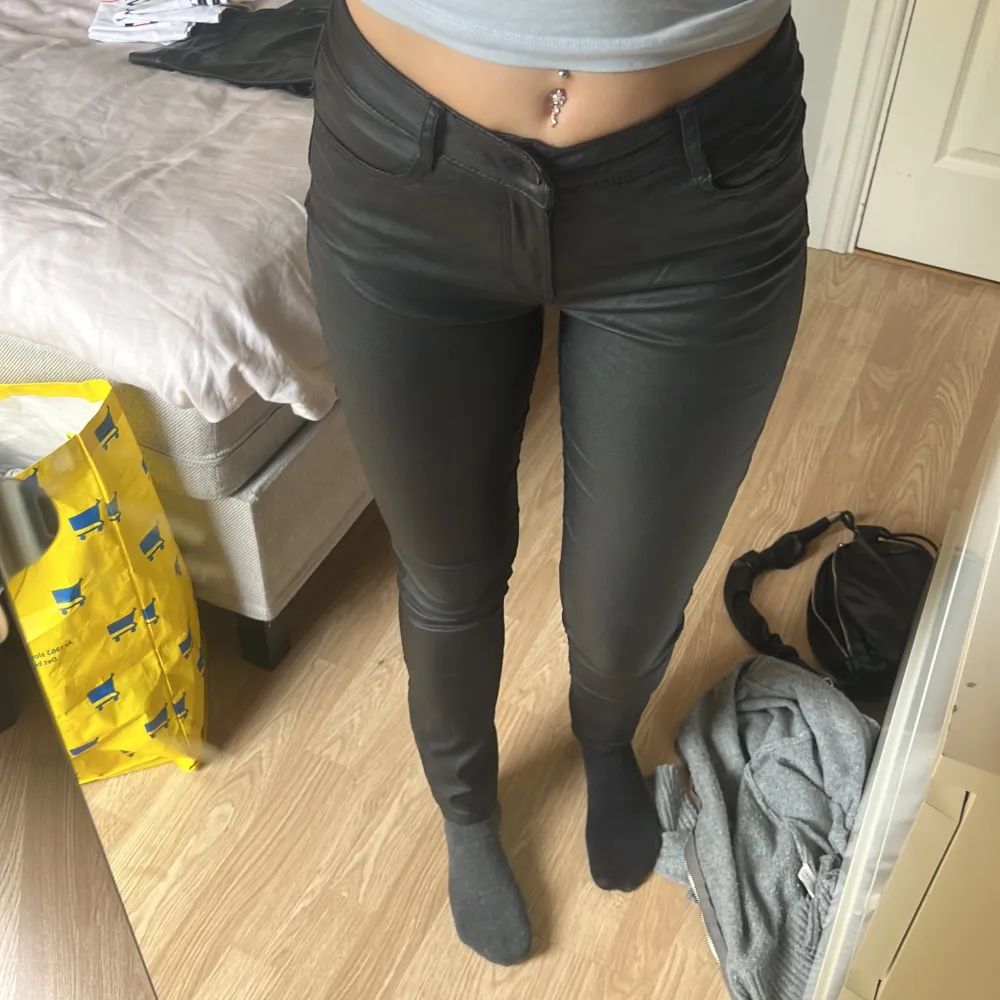 Midwaist läderbyxor från vila som aldrig använts. Nypris 480kr. Jeans & Byxor.