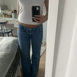 Low waist jenas  - Ett par blåa Low waist jenas ifrån weekday i modellen arrow. De är i ett väldigt bra skick! Jag är runt 1,70