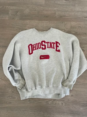 Nike sweatshirt  - Säljer min Nike sweatshirt i strl L, skulle säga att den är lite tjockare i materialet men väldigt skön! 
