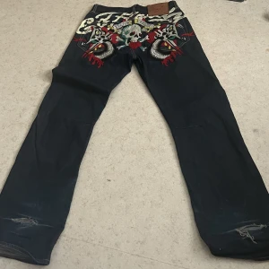 ED HARDY - **Säljer skit snygga ed hardy byxor helt nya förutom lite slitage nedanför för det har blivit trampade på, kom privat för mer frågor eller bilder, köparen står för frakten!!