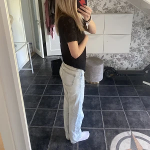 Lågmidjade jeans  - Säljer mina Lågmidjade straight leg jeans ifrån Gina tricot i en ljusblå färg❣️jag är 170 och de passar mig bra i längden! (TRYCK INTE PÅ KÖP NU)