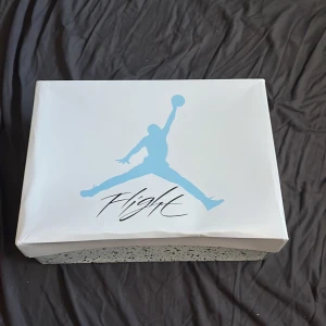 Jordan 4 UNC - Creasade 8/10 skick storlek 43  Priset kan diskuteras  Köpta på merchsweden ett tag sedan och har knappt använt dom