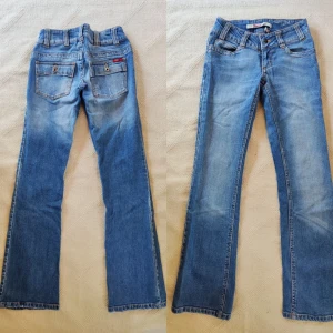 Y2K low-waist bootcut jeans  - Lågmidjade bootcut jeans från tidigt 2000-tal, i perfekt skick 💞  Grenmått: 17,5 cm/ Insida ben: 80 cm / Midjemått: 69 cm