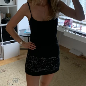 Svart klänning  - Svart klänning med kristaller