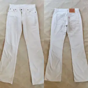 Vita lågmidjade bootcut Levi's jeans från tidigt 2000-tal. Liten fläck på ena byxbenet (ej testat ta bort med behandling), i övrigt fint skick 💞  Midjemått 68 cm/ Grenmått: 20 cm/ Innerbenslängd: 81 cm