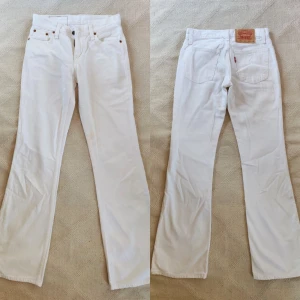 Y2K White low-waist bootcut Levi's jeans  - Vita lågmidjade bootcut Levi's jeans från tidigt 2000-tal. Liten fläck på ena byxbenet (ej testat ta bort med behandling), i övrigt fint skick 💞  Midjemått 68 cm/ Grenmått: 20 cm/ Innerbenslängd: 81 cm