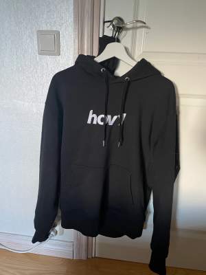 Jag säljer denna super snygga hov1 hoodie som inte säljs längre! Jag säljer den för att jag inte är lika stort fan längre💘 den är super skön och är i helt nyskick! Hör av er om ni har frågor eller vill ha fler bilder!