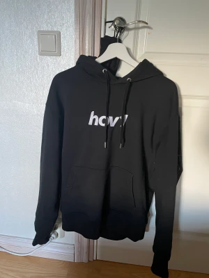 Hov1 hoodie - Jag säljer denna super snygga hov1 hoodie som inte säljs längre! Jag säljer den för att jag inte är lika stort fan längre💘 den är super skön och är i helt nyskick! Hör av er om ni har frågor eller vill ha fler bilder!