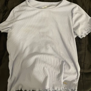 Blå t-shirt - Superfin t shirt som inte har använts så mycket, från märket Hollister. Materialet är gjort utan bomull och den är superskön ❤️
