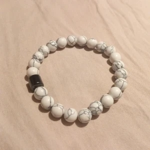 Pärlarmband - Tja säljer ett armband som passar till allt