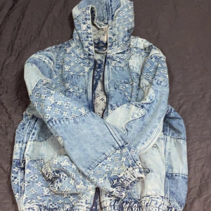 Jeans jacka  - Jätte fin jeans jacka av Louis vintton märket och är ganska fin och stilig av sig, Fick den av min mammas kompis men den tar mycket plats i garderoben. Aldrig använt och den är ganska ny och pris kan diskuteras 